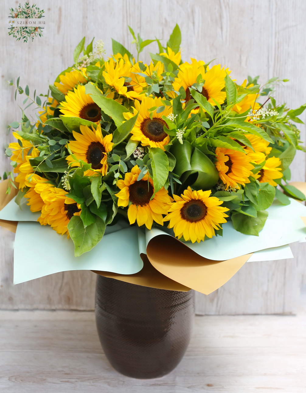 Blumenlieferung nach Budapest - 30 Sonnenblumen in einem großen Strauß mit viel Grün, Keramikvase