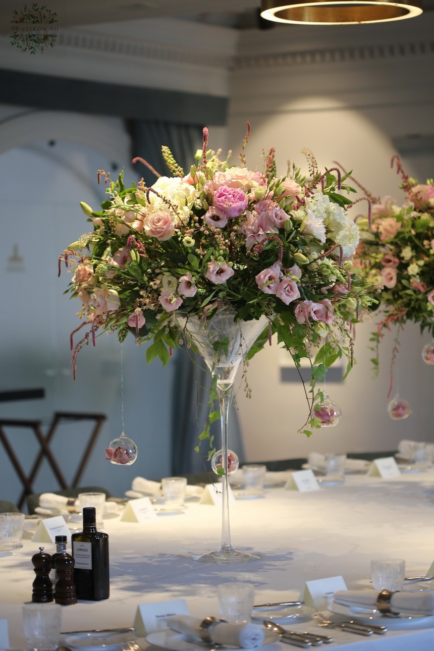 flower delivery Budapest - wedding centerpiece 1pc, Félix kitchen Budapest (hydrangea, rose, peony, lisianthus, pink, white)