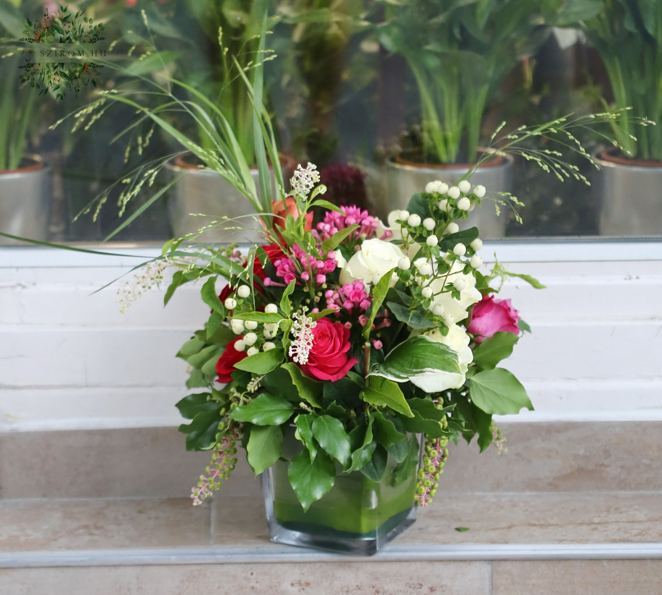 Blumenlieferung nach Budapest - Tischdekoration mit Bouvardia und Rose (rot, rosa, weiß)