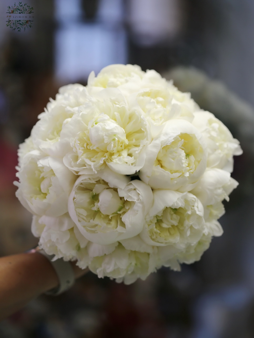 Blumenlieferung nach Budapest - Brautstrauß (Pfingstrose, weiß)