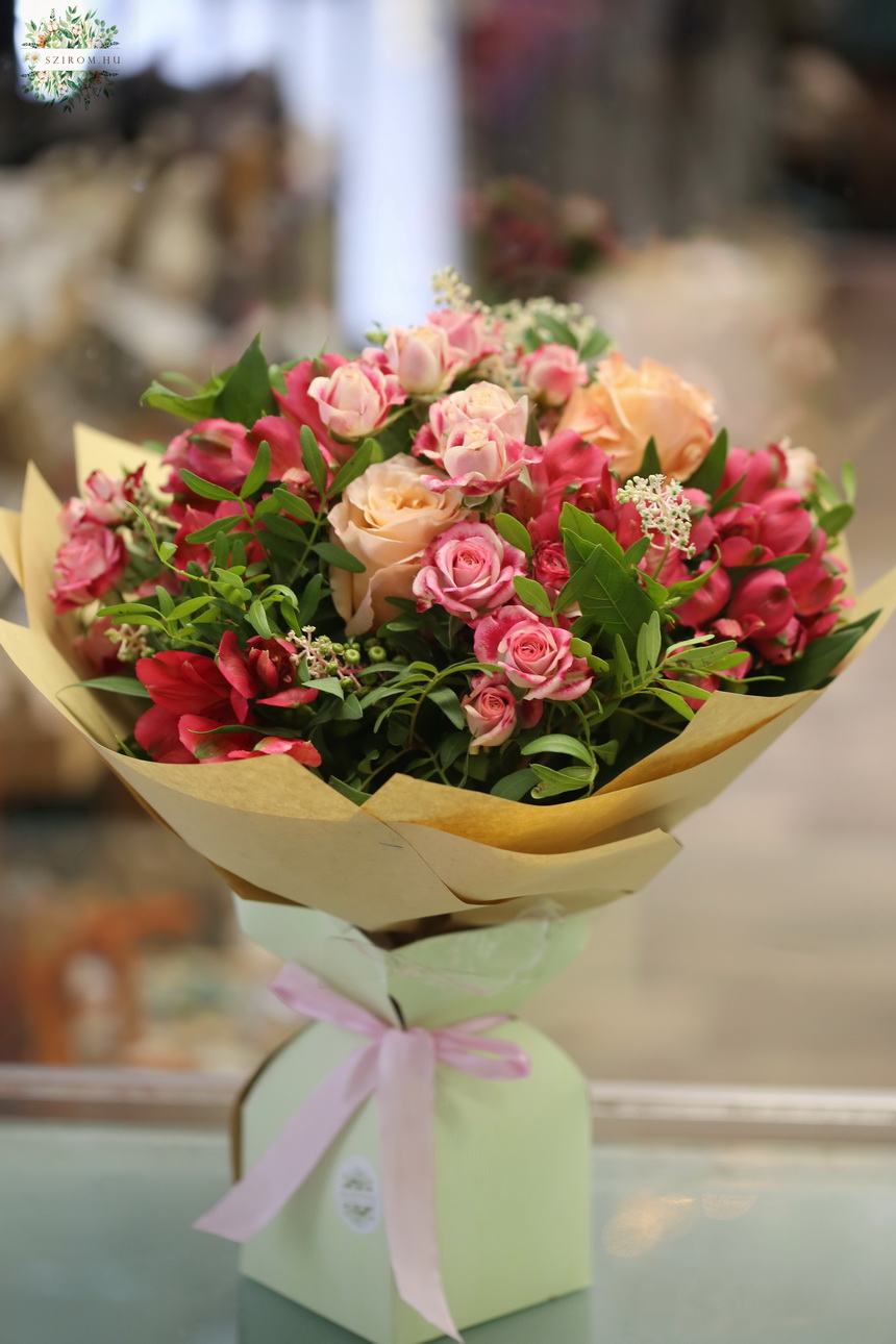 Virágküldés Budapest - Inkaliliomos és bokros rózsás csokor papírvázában (19 szál)
