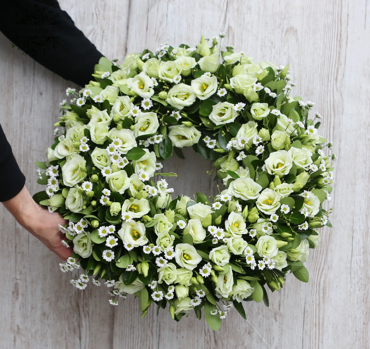 Blumenlieferung nach Budapest - 60 cm Kranz mit Lisianthus und Santini