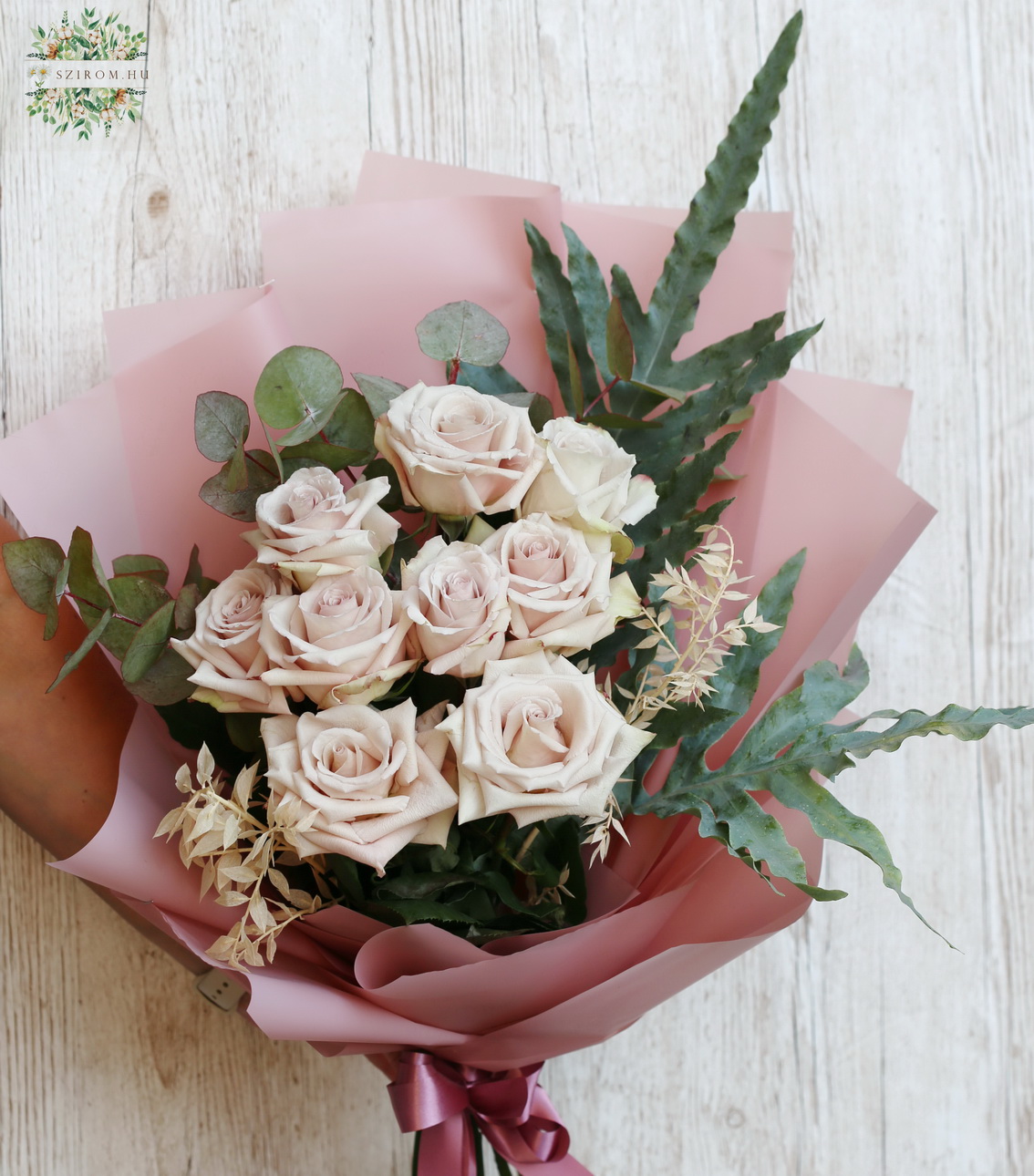 Blumenlieferung nach Budapest - 9 Puder Rosa mit modernem Papier