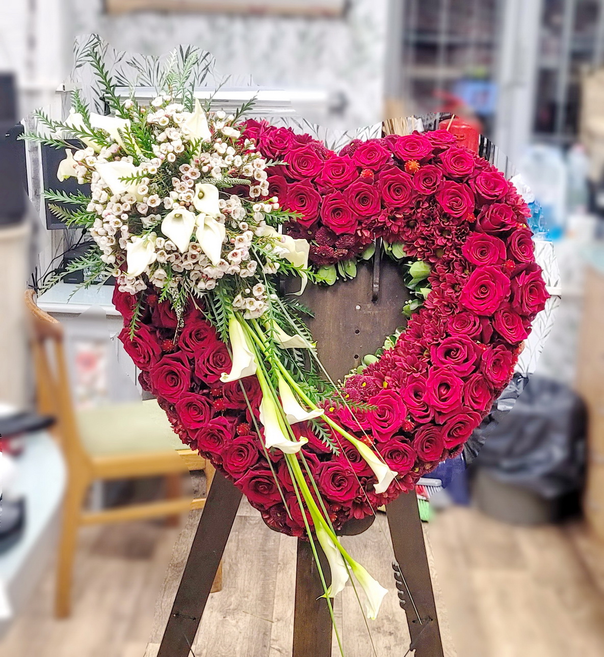 flower delivery Budapest - red rose-heart with white lilies and small flowers (80cm)