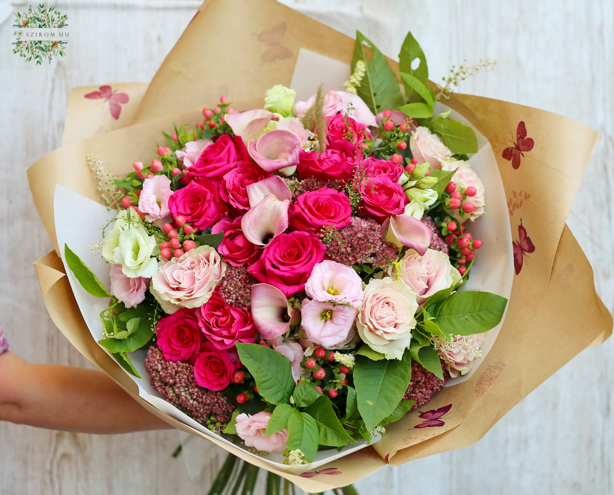 Blumenlieferung nach Budapest - 60 Stiel großer Strauß mit Callas, Rosen, kleinen Blumen und Beeren