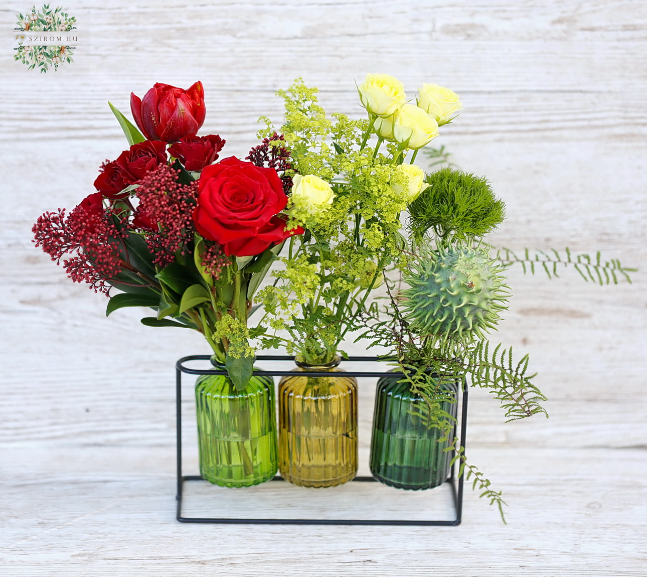 Blumenlieferung nach Budapest - Moderne Vasenkollektion mit roter Rose, Sprührose, Tulpe