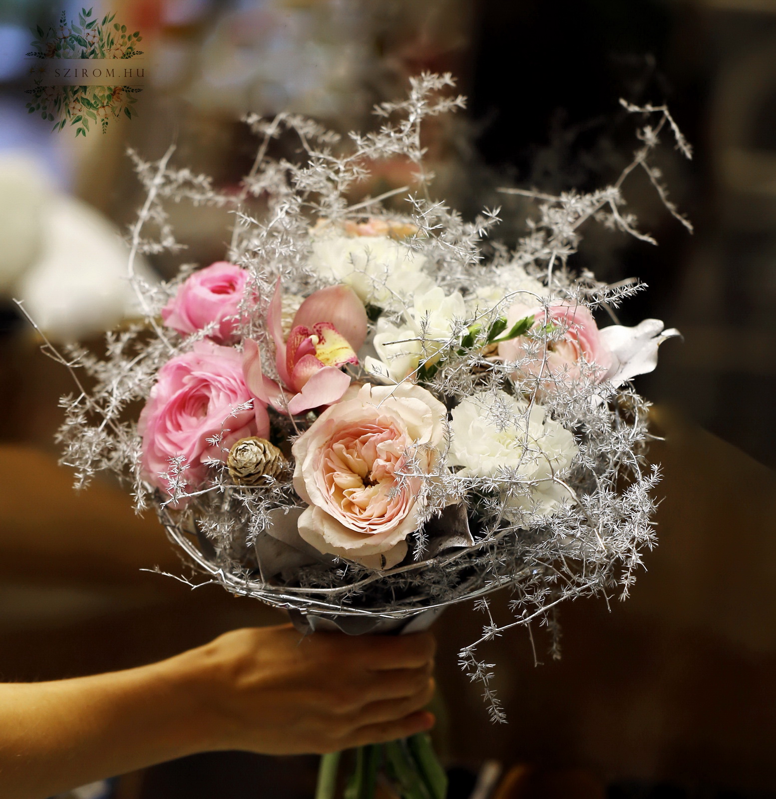 Blumenlieferung nach Budapest - Silberner Winterstrauß mit Rosen, Orchideen, Butterblumen