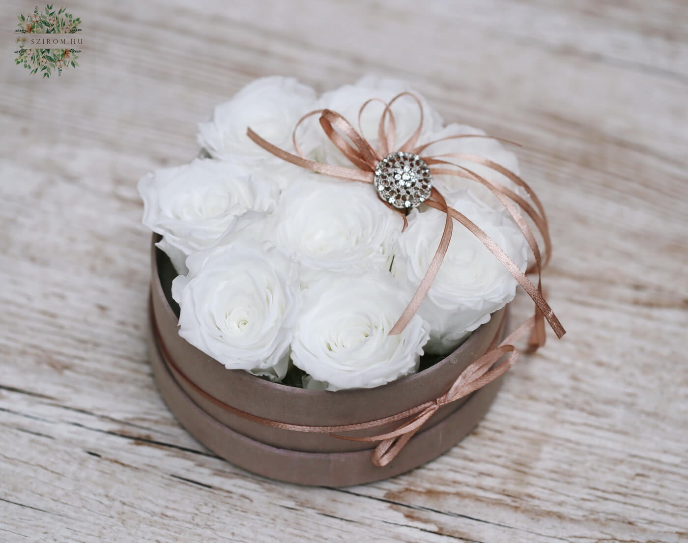 Blumenlieferung nach Budapest - Weiße ewige Rosen in Plüschbox (8 Stängel)