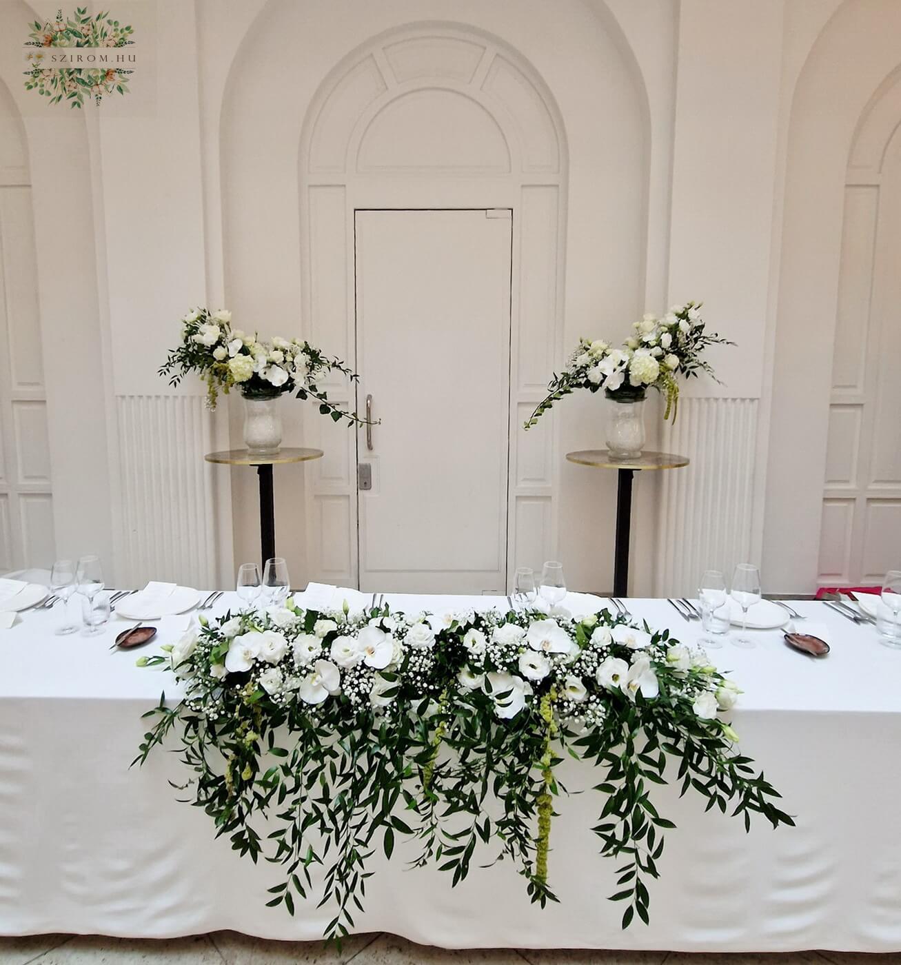 Blumenlieferung nach Budapest - Halbmondförmiges Arrangement 2 Stk., Hauptmittelstück 1 Stk. (weiße Orchidee, Rose, Lisianthus)  Hochzeit Gerbeaud