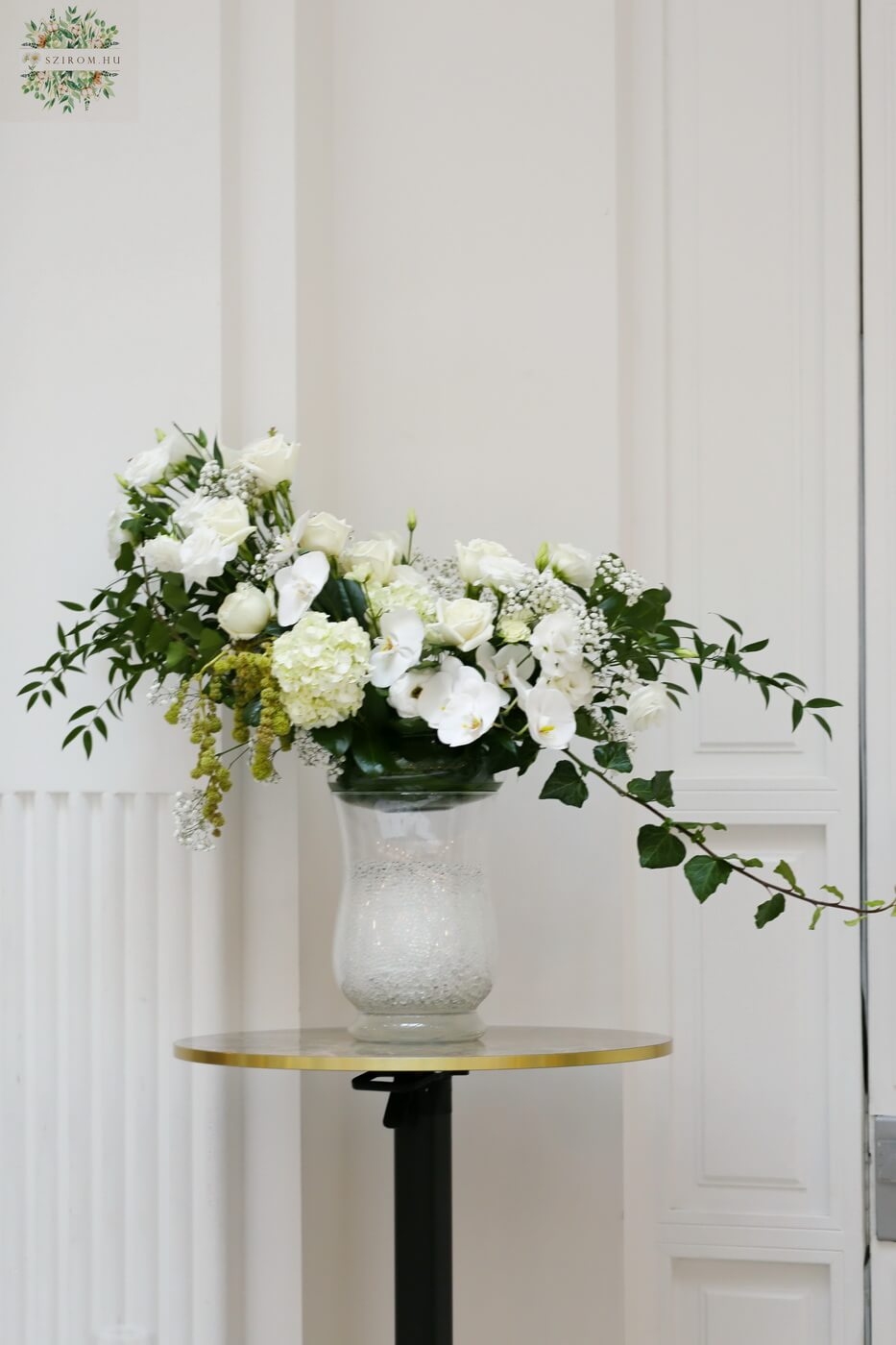 Blumenlieferung nach Budapest - Halbmondförmiges Arrangement (weiße Orchidee, Rose, Lisianthus) wedding Gerbeaud