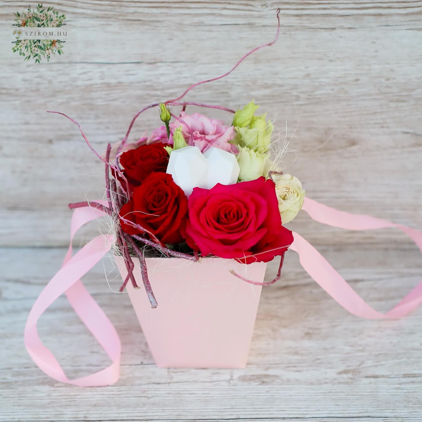 Virágküldés Budapest - Kis táska csokor rózsaszín virágokkal, vörös rózsával, gipsz szívvel (6 szál)