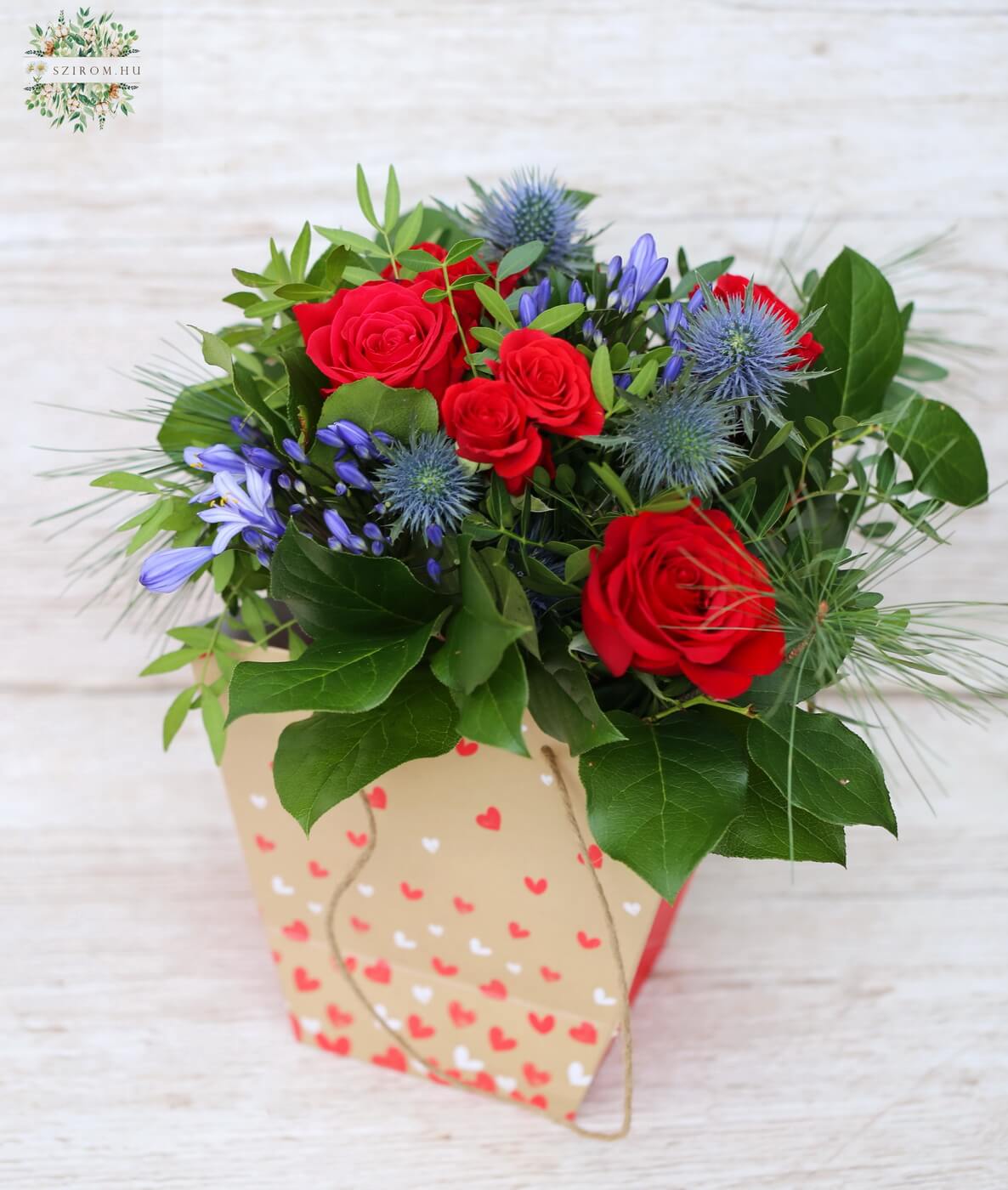 Blumenlieferung nach Budapest - Kleiner roter Rosenstrauß mit Agapanthus, Eryngium (9 Stiele) in Aquapack-Papiertüte