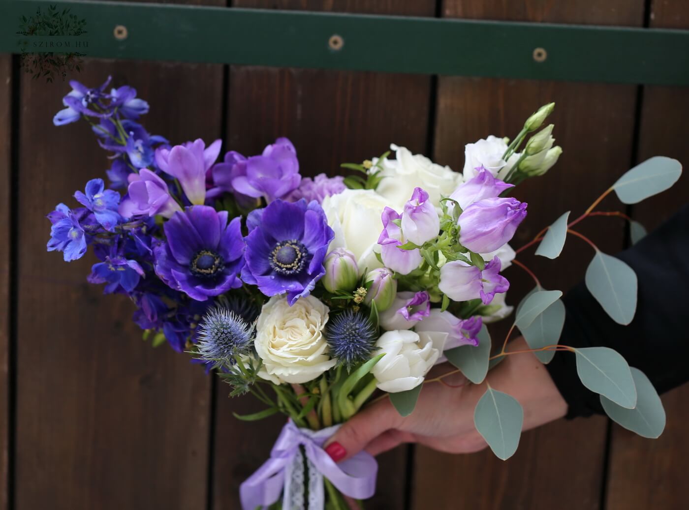 Virágküldés Budapest - Félhold menyasszonyi csokor  (lila, fehér, anemone, rózsa, frézia, delphinium , tulipán)