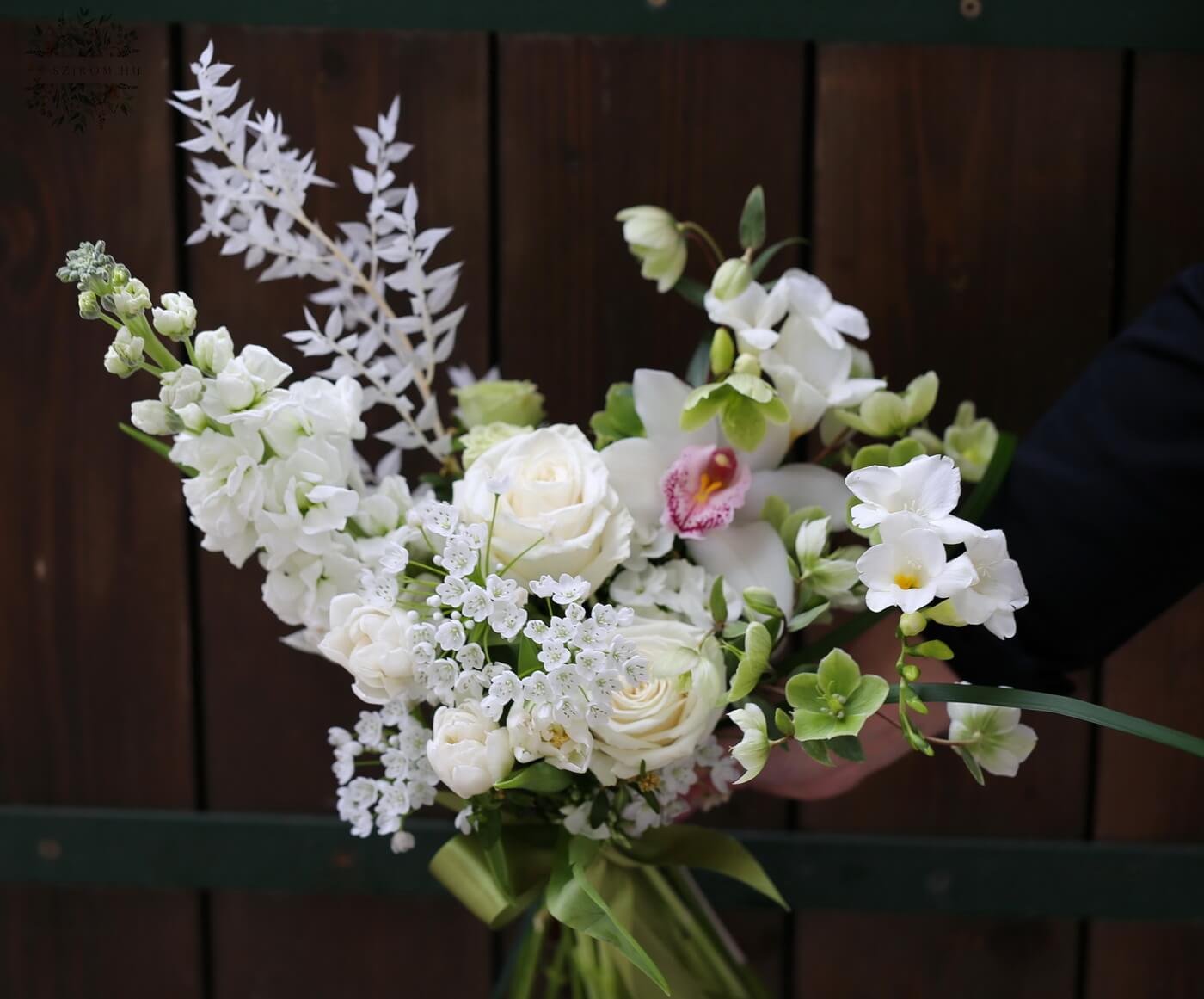 Blumenlieferung nach Budapest - Halbmond-Brautstrauß (Veilchen, Freesie, Allium, Cymbidium, Rose, Tulpe)