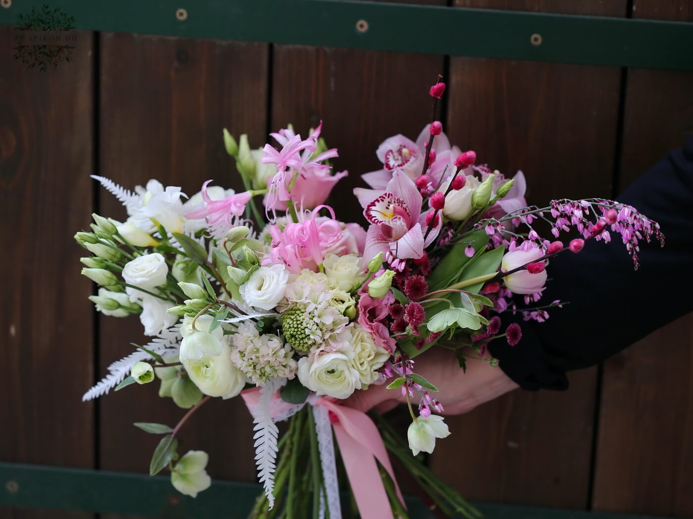 Blumenlieferung nach Budapest - Halbmond-Brautstrauß (Rosa, Weiß, Orchidee, Buschrose, Lisianthus, David-Austin-Rose, Tulpe, Freesie, Ranunkeln, Scabiosa)