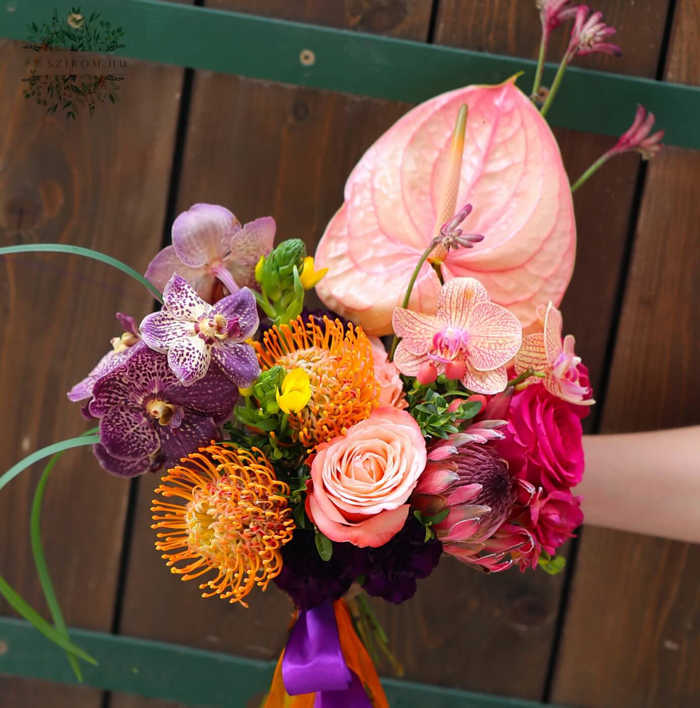 Virágküldés Budapest - Félhold menyasszonyi csokor (narancs, lila, pink, anthurium, phalaenopsis, protea, leucospermum, rózsa, vanda orchidea, ornithogalum)