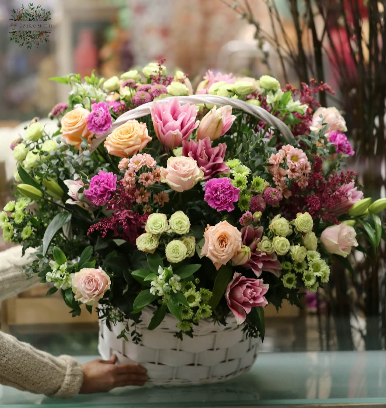 Blumenlieferung nach Budapest - Großer pfirsichfarbener Blumenkorb mit Rosen, Lilien (80 stiele)