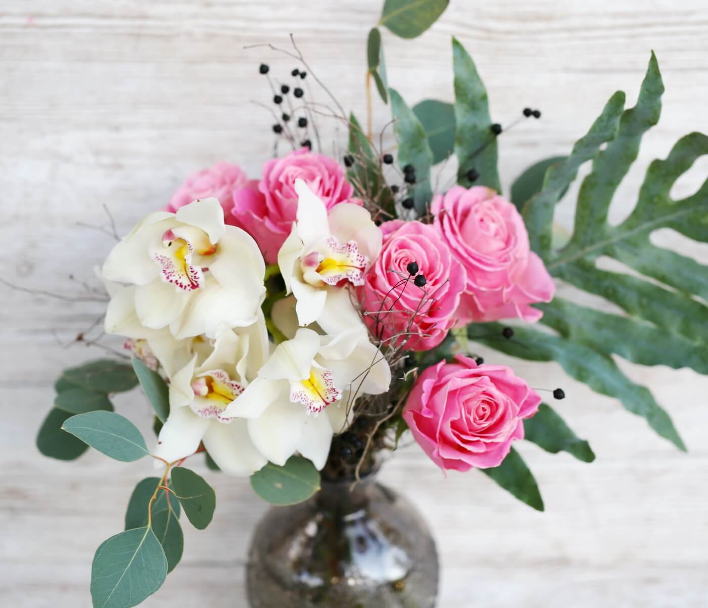 flower delivery Budapest - Orchids and roses in vase (11 stems)