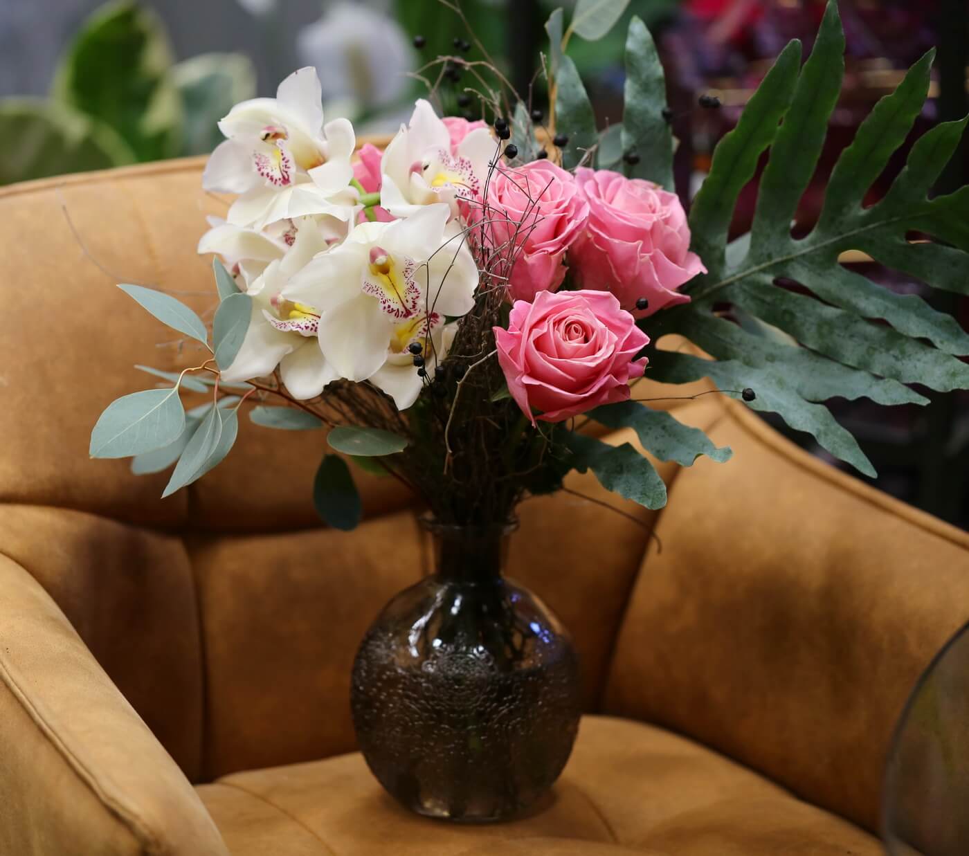 flower delivery Budapest - Orchids and roses in vase (11 stems)