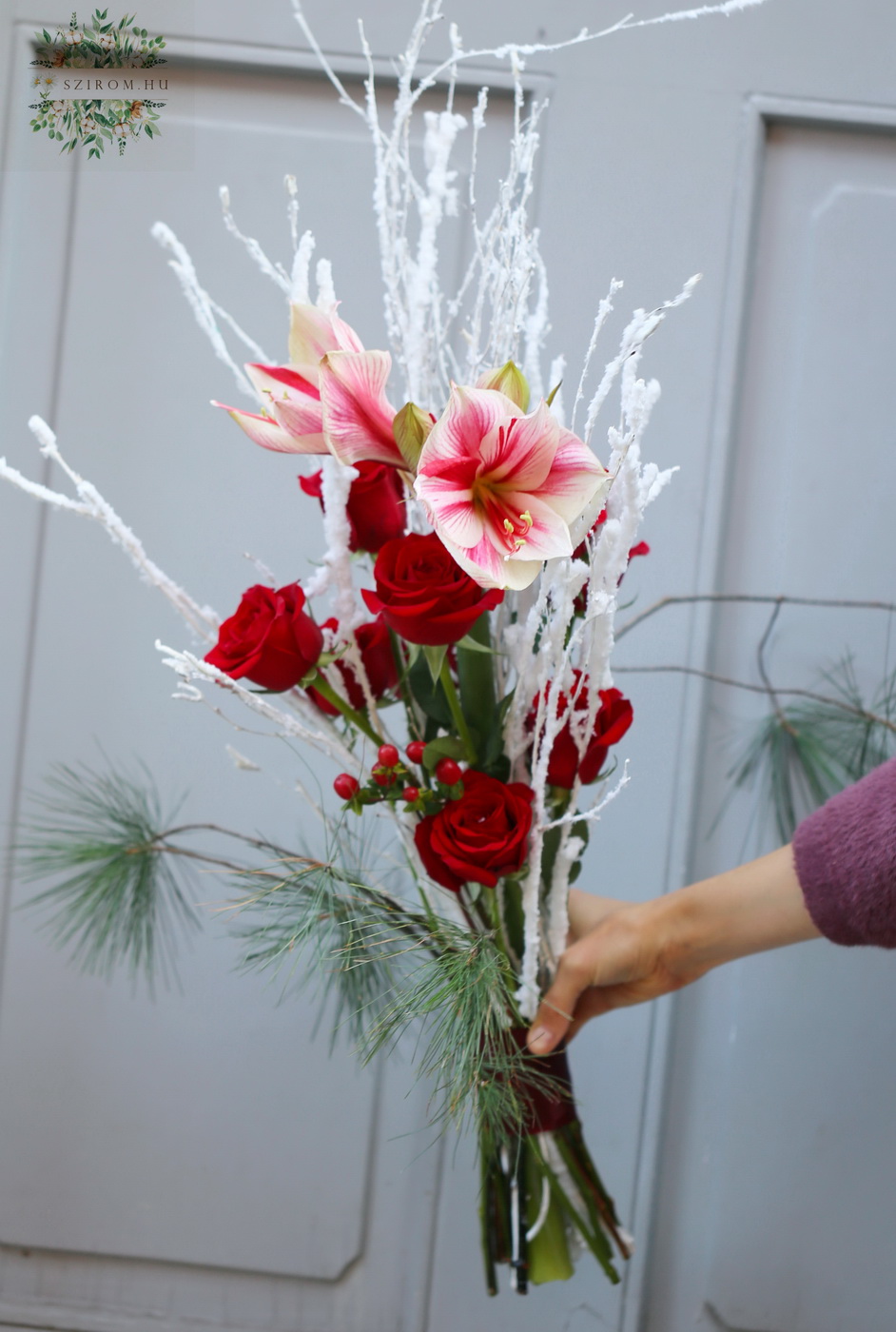 Blumenlieferung nach Budapest - Winterstrauß mit Amaryllis und roten Rosen