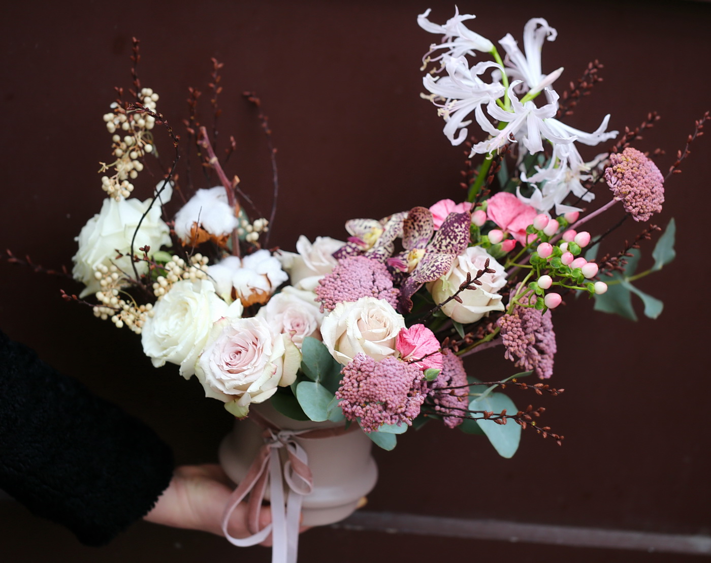 flower delivery Budapest - Crescent moon flowerbowl in the color of the year Mocha Mousse