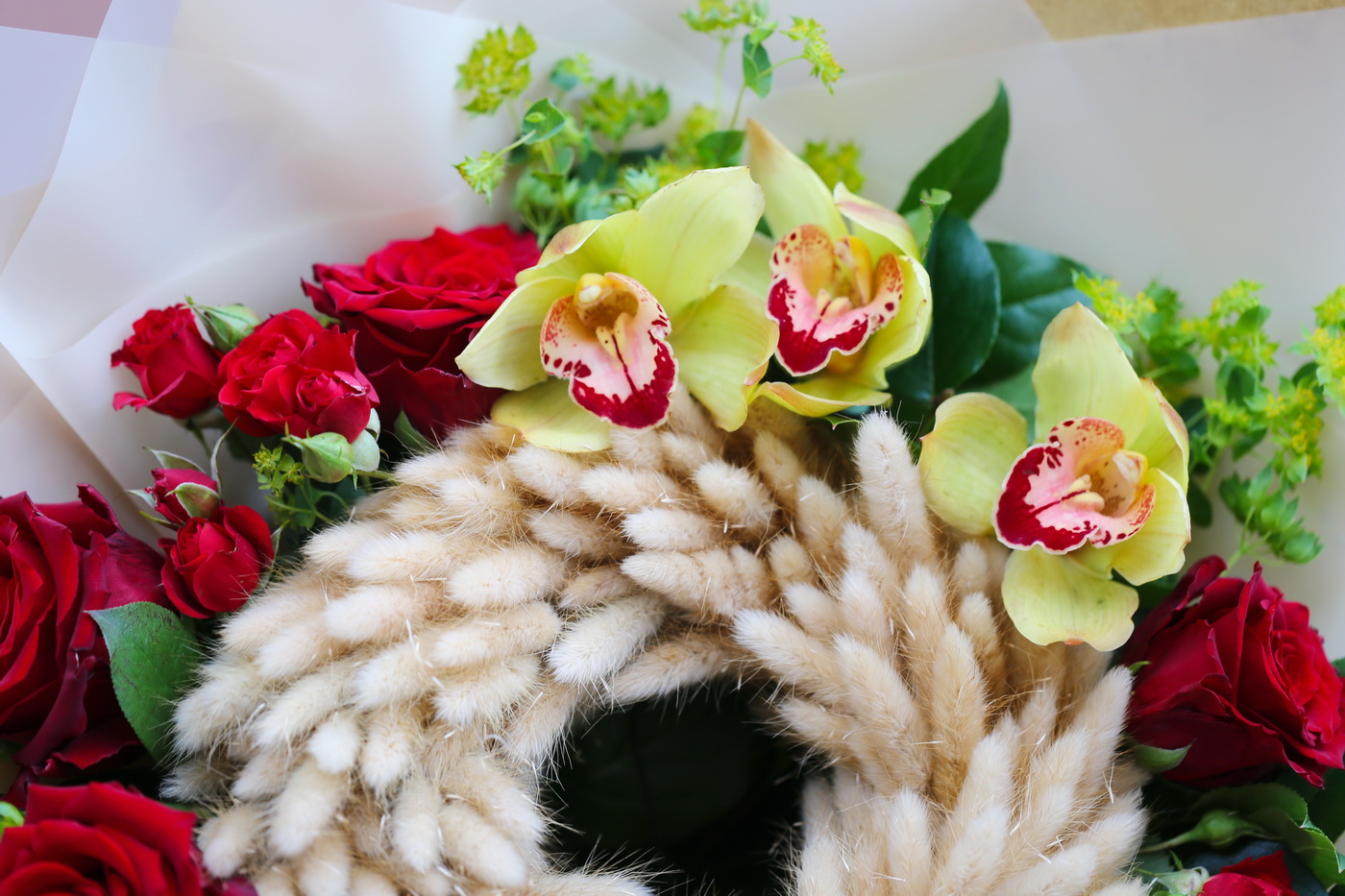 Blumenlieferung nach Budapest - Ringstrauß mit Hasenschwänzen, roten Rosen, Orchideen