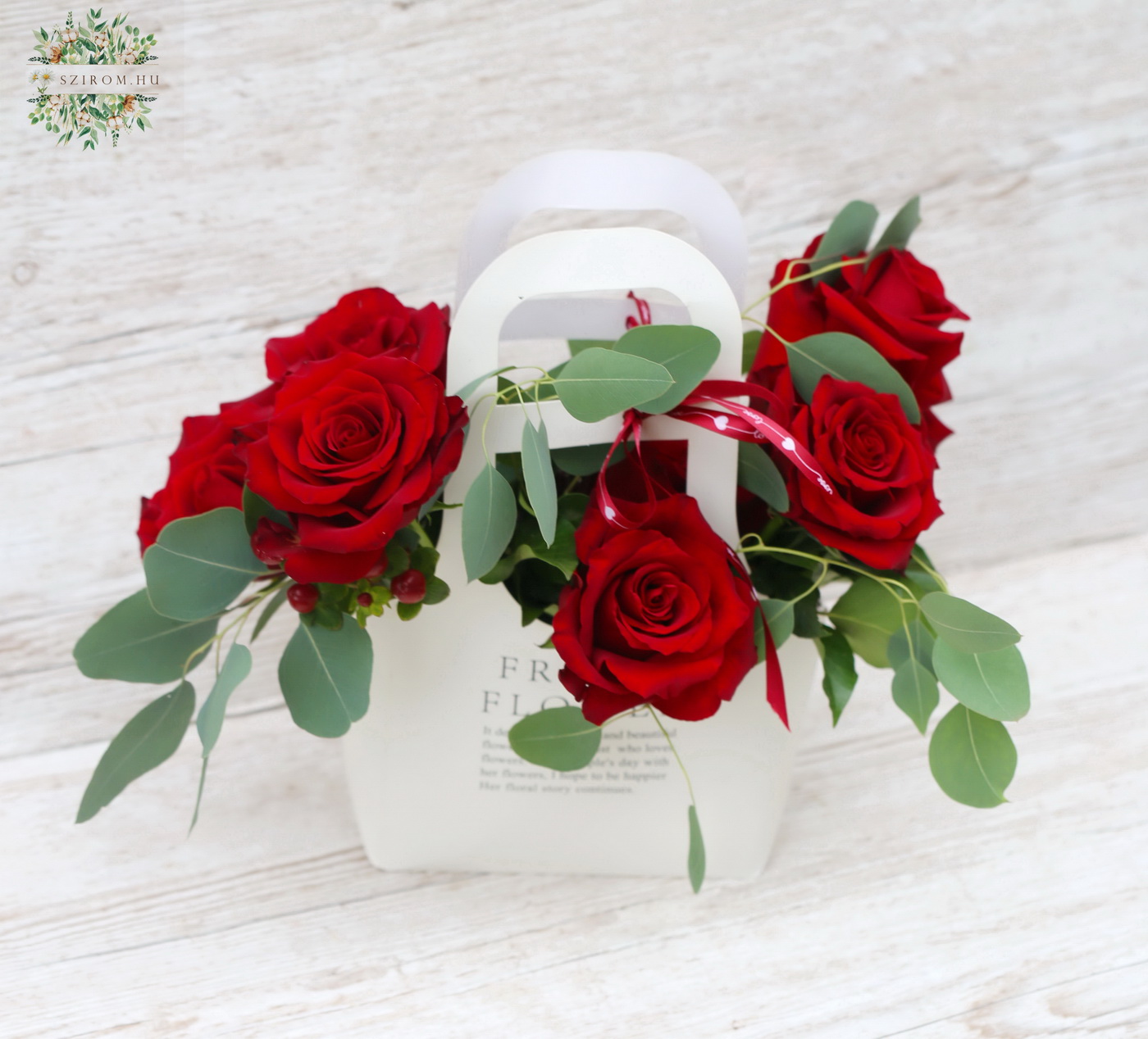 Virágküldés Budapest - Modern táskacsokor valentin napra reflexelt (kihajtott szirmú) vörös rózsával (7 szál)
