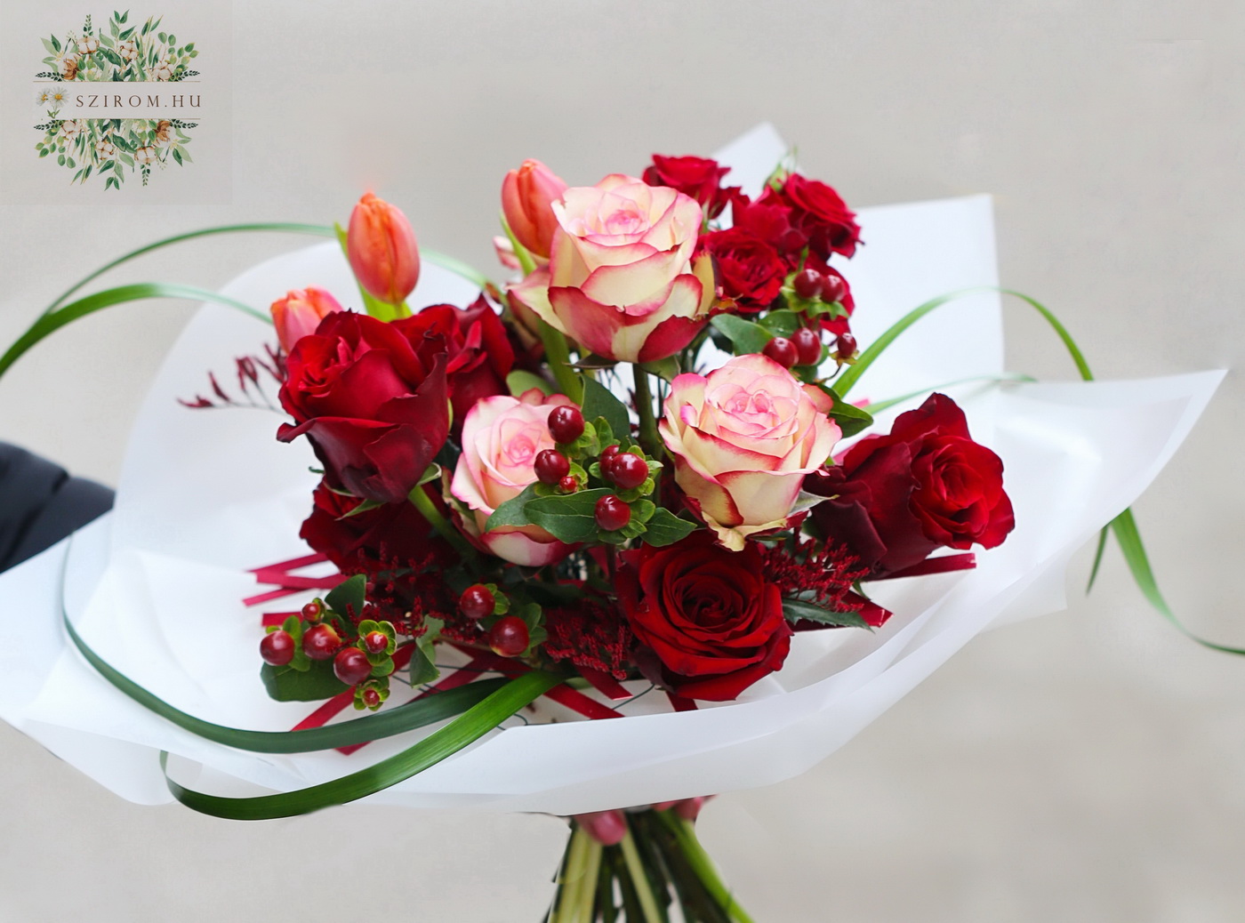 Blumenlieferung nach Budapest - Luftiger romantischer Rosen-Tulpenstrauß (15 Stiele)
