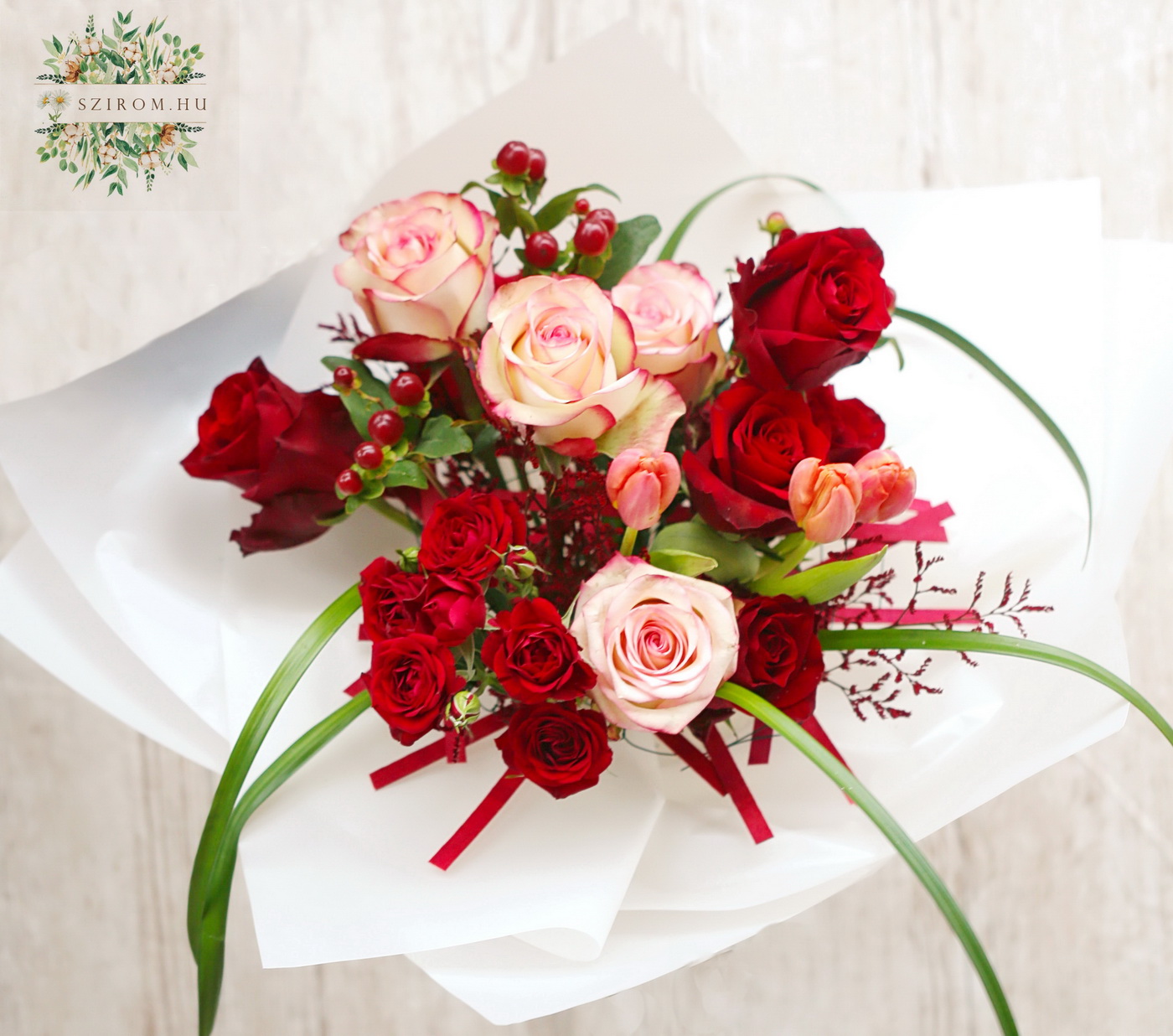 Blumenlieferung nach Budapest - Luftiger romantischer Rosen-Tulpenstrauß (15 Stiele)