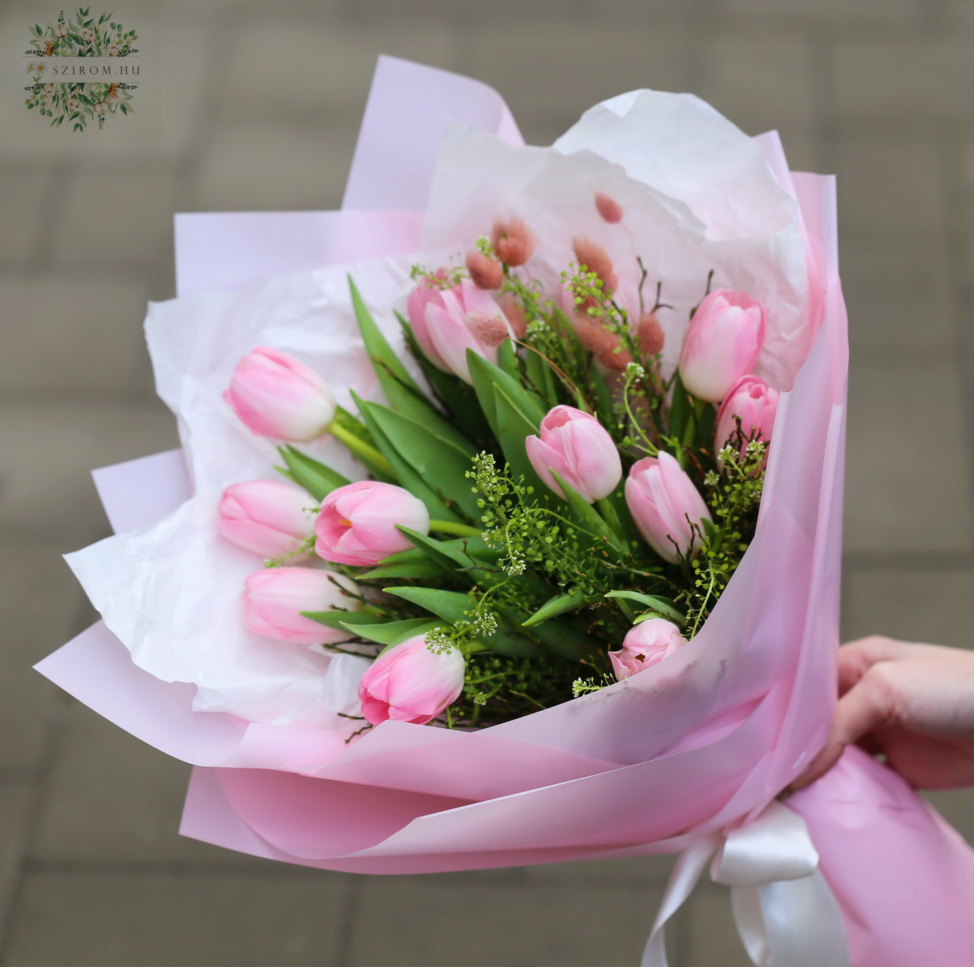 Blumenlieferung nach Budapest - Rosa Tulpen mit Hasenohren und flauschigem Papier (13 Stiele)