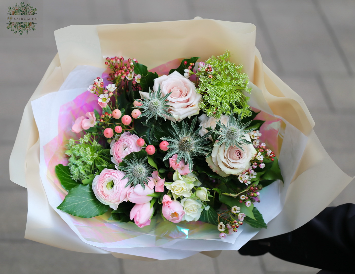 Blumenlieferung nach Budapest - Hellrosa flauschiger Strauß mit Frühlingsblumen (17 Stiele)