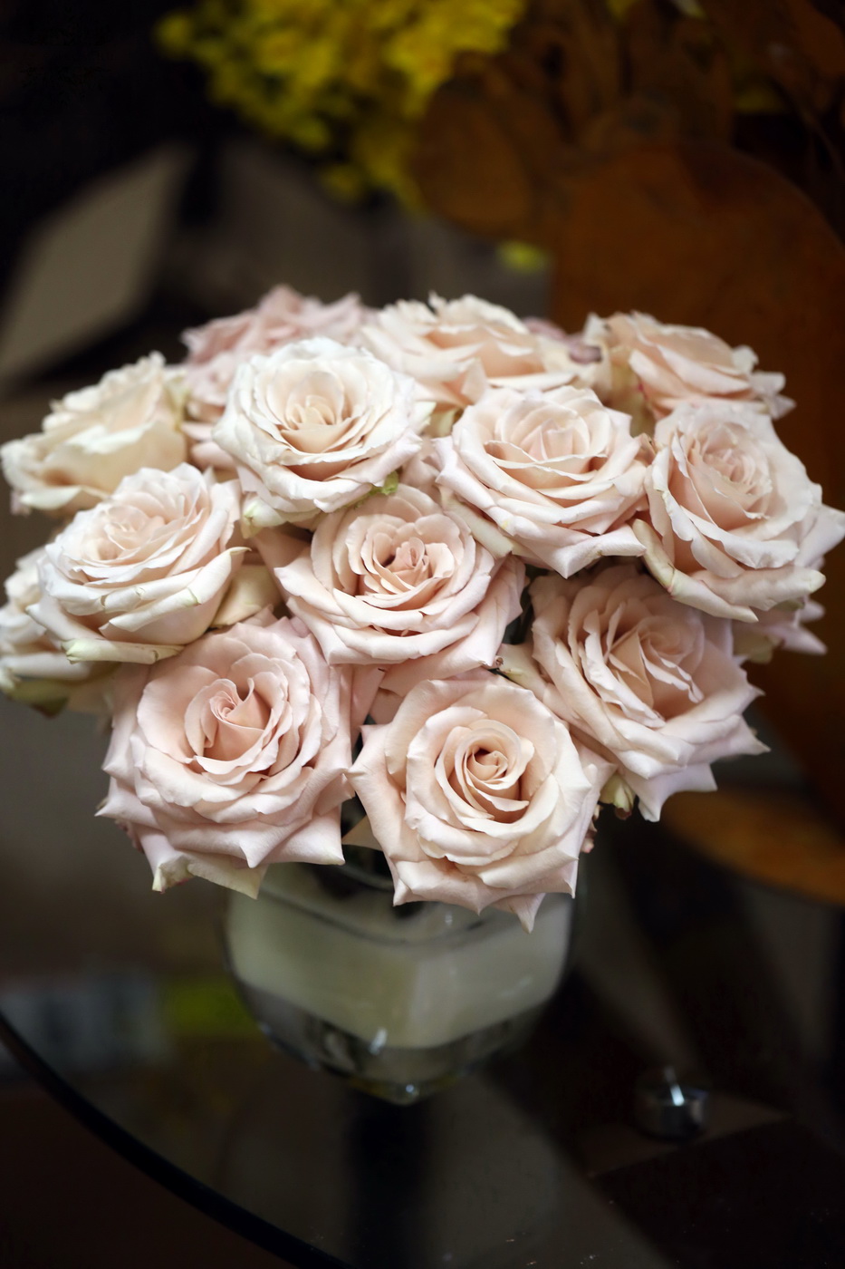 flower delivery Budapest - 23 sand color roses in glass cube