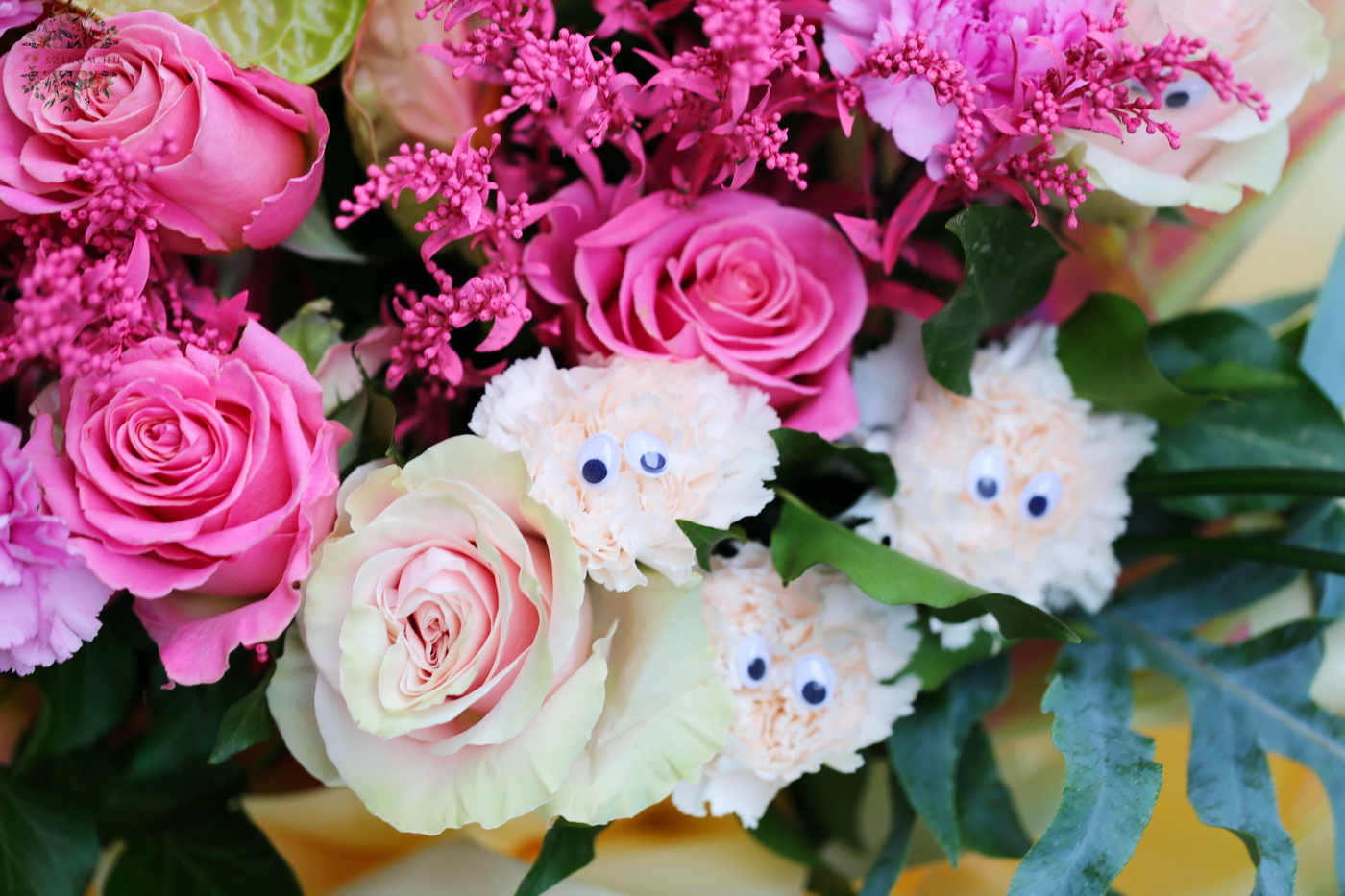 Blumenlieferung nach Budapest - Fröhlicher Halbmondstrauß mit Augen (16 Stränge)