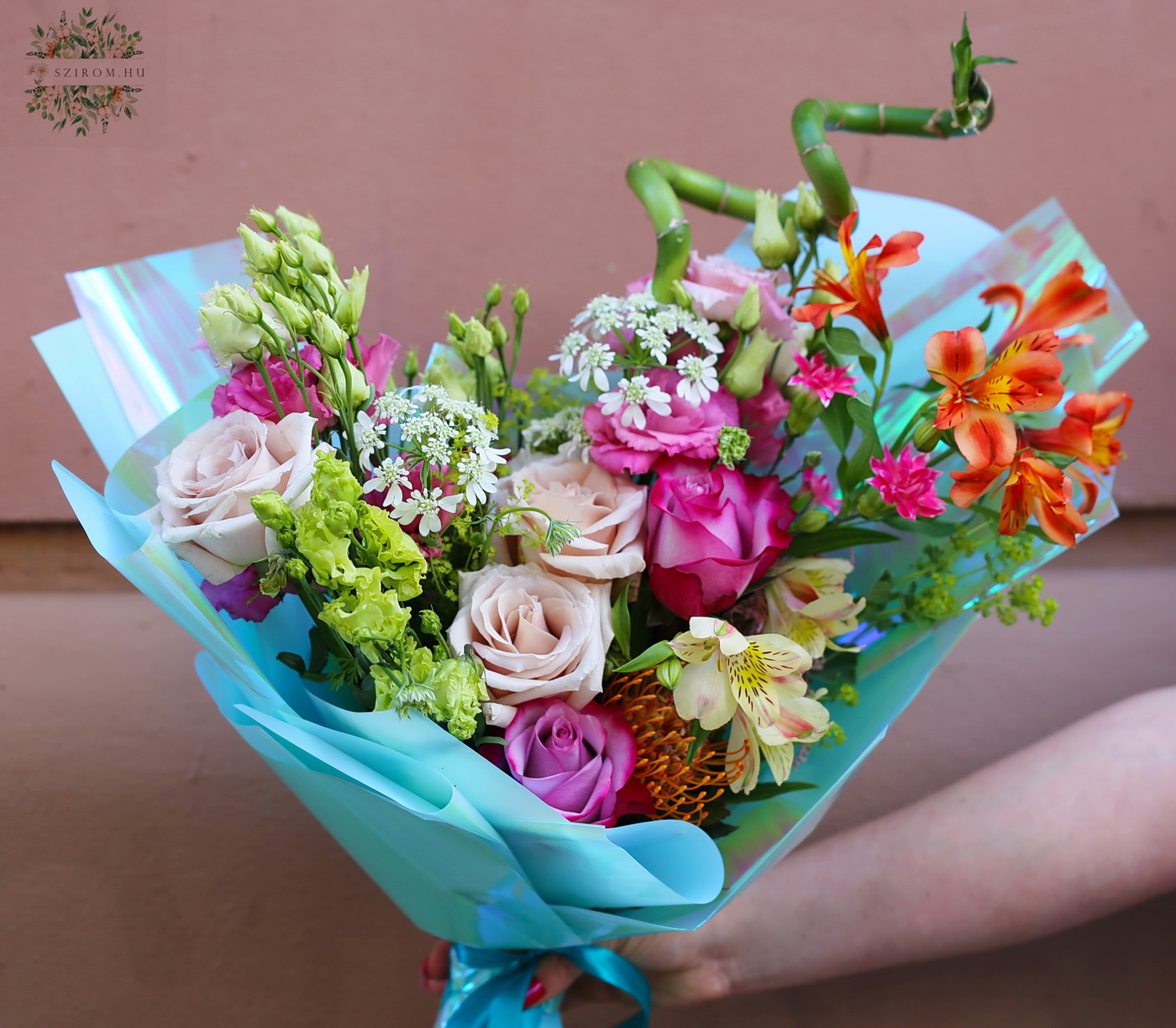 Blumenlieferung nach Budapest - Bunter Halbmondstrauß mit Glücksbambus, türkisfarbenes Papier (18 Stiele)