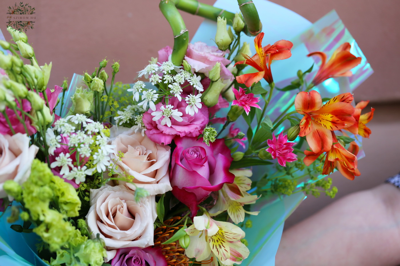 Blumenlieferung nach Budapest - Bunter Halbmondstrauß mit Glücksbambus, türkisfarbenes Papier (18 Stiele)