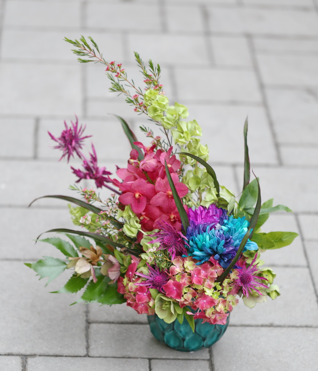 Blumenlieferung nach Budapest - vom Wind verwehten rosa-blauen Blumenstrauß in einem Blumentopf