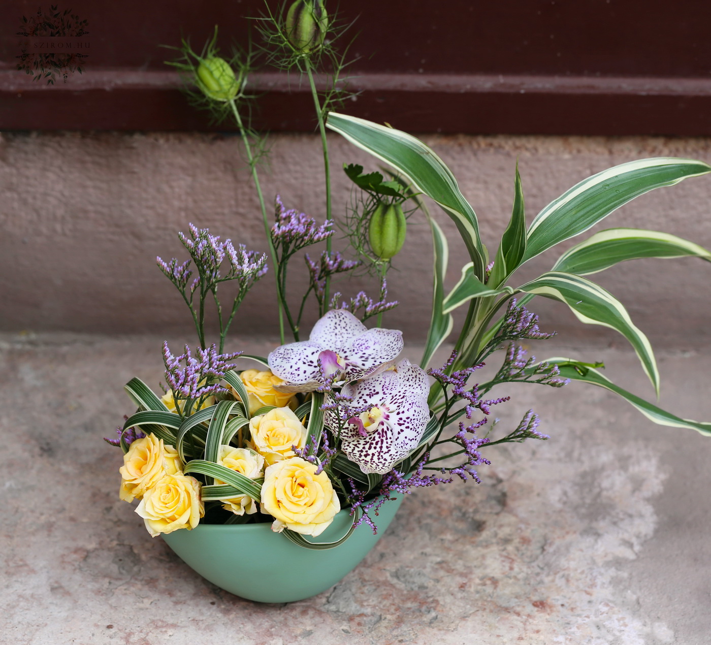 flower delivery Budapest - Small flower boat with vanda orchid, spray rose