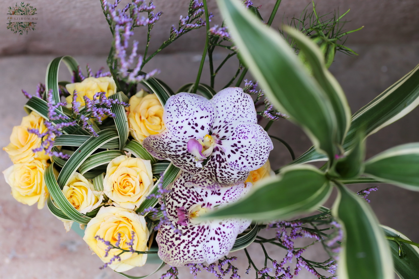 flower delivery Budapest - Small flower boat with vanda orchid, spray rose
