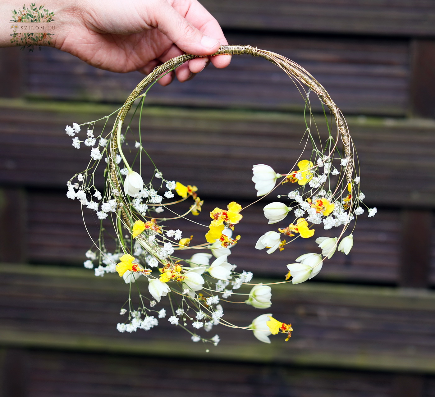Blumenlieferung nach Budapest - Moderner Drahtreifenstrauß mit luftigen Blüten (weiß, gelb, Schleierkraut, Orchidee, Ornithogalum)