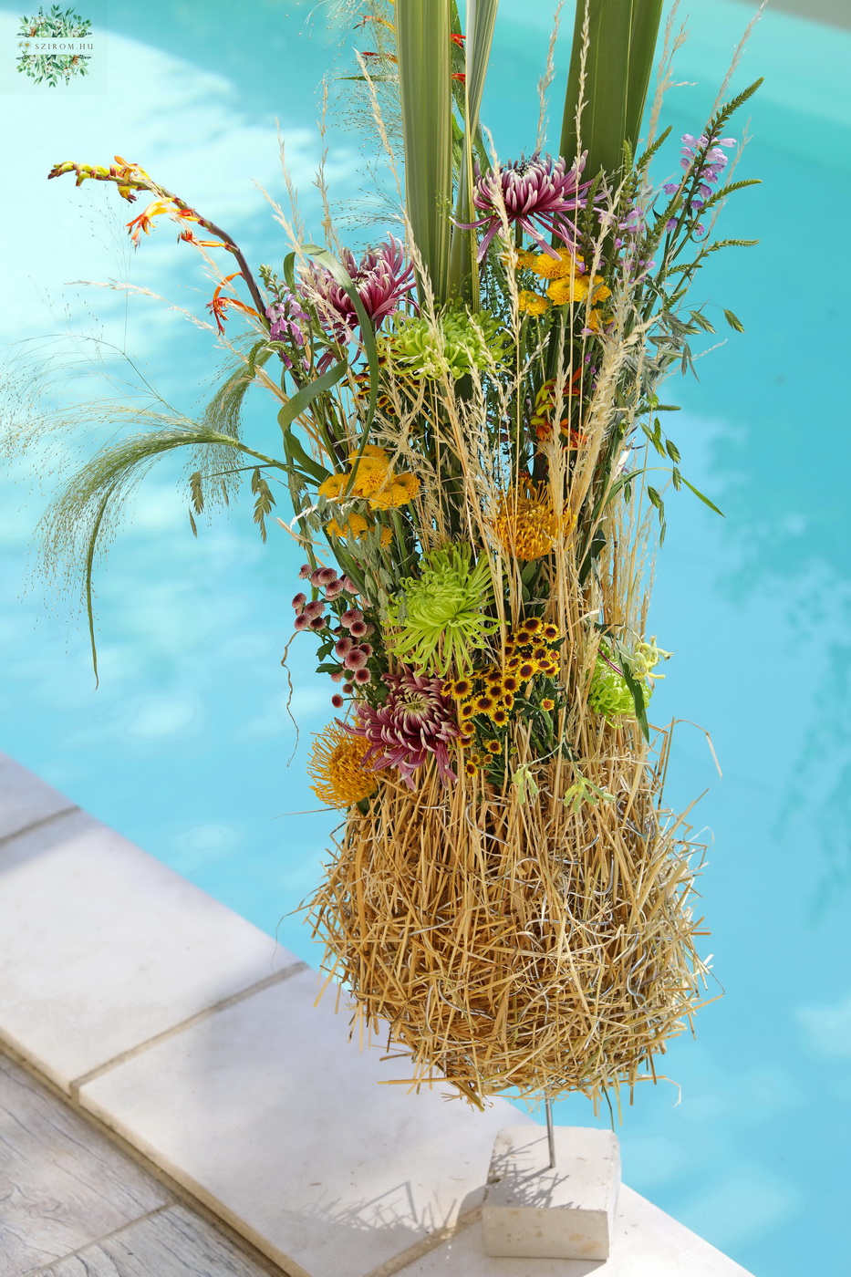 Blumenlieferung nach Budapest - Stehende Dekoration für Hochzeiten, Events und Cocktail-Atmosphäre (lila, gelb, chrysanthem, Santini, Leucospermum, Saisonblumen)
