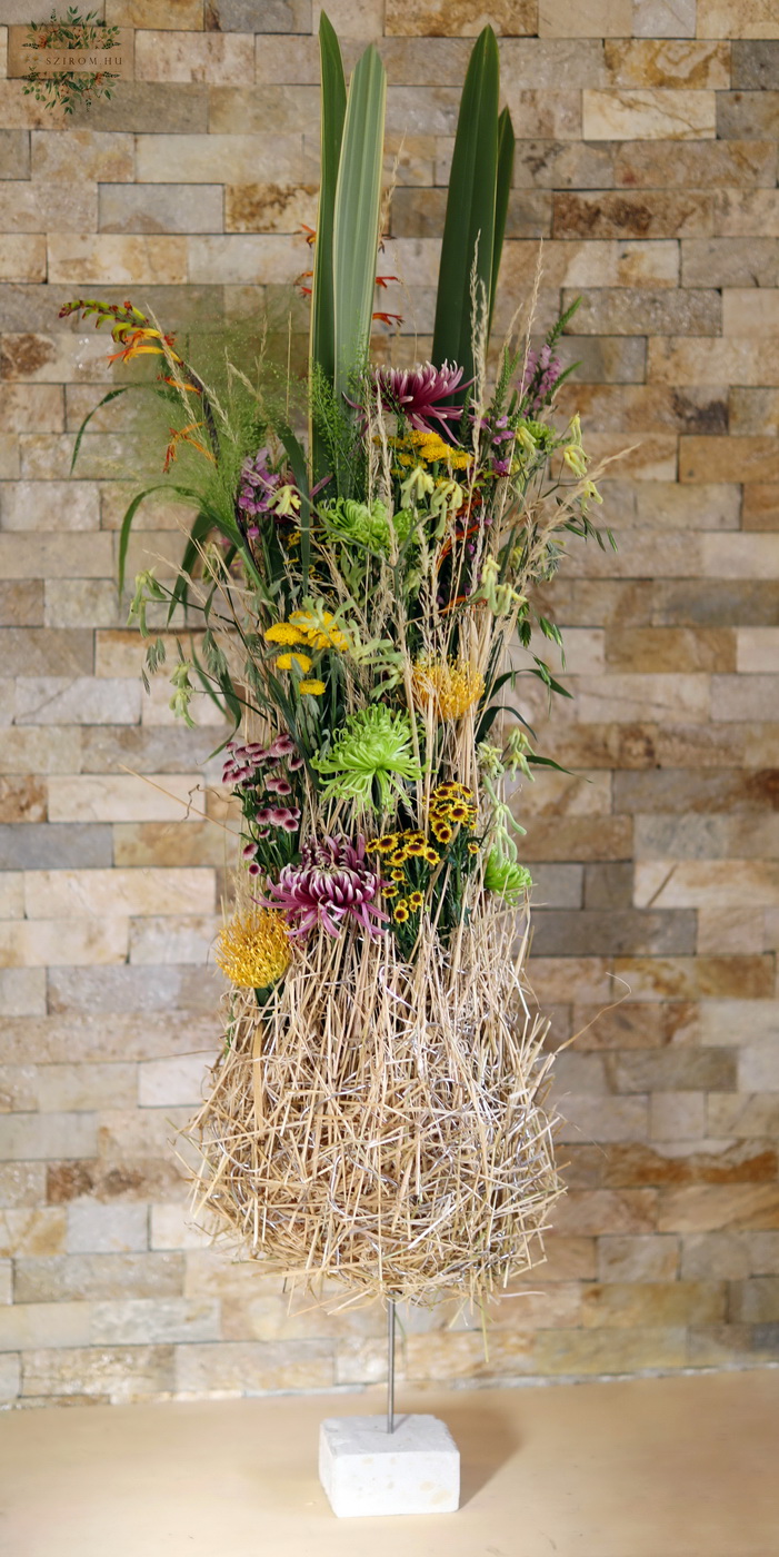 Blumenlieferung nach Budapest - Stehende Dekoration für Hochzeiten, Events und Cocktail-Atmosphäre (lila, gelb, chrysanthem, Santini, Leucospermum, Saisonblumen)