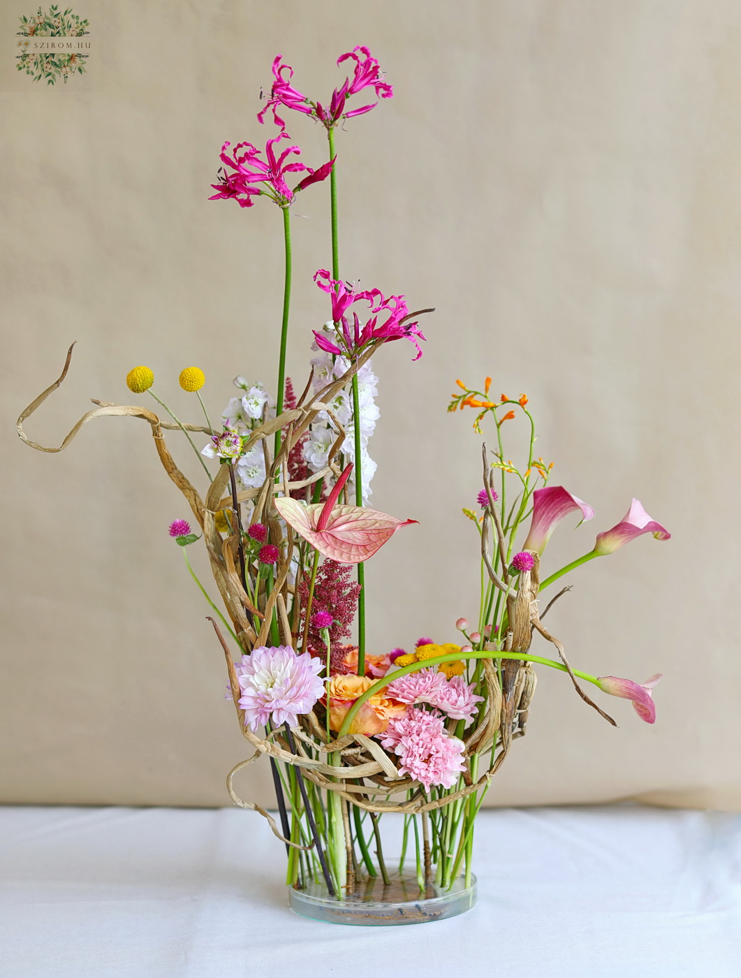Blumenlieferung nach Budapest - Moderner, luftiger, stehender Blumenstrauß, in einer Glasschale, Hochzeit, Event-Tischdekoration (Rosa, Gelb, Anthurie, Rose, Dahlie, Nerine, Calla)