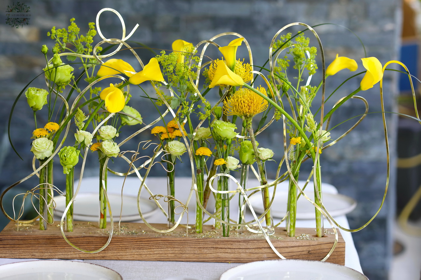 Blumenlieferung nach Budapest - Moderne Tischdekoration mit Drahtstruktur für Hochzeiten, Veranstaltungen oder Reception (Gelb, Calla, Leucospermum, Buschrose, Lisianthus)