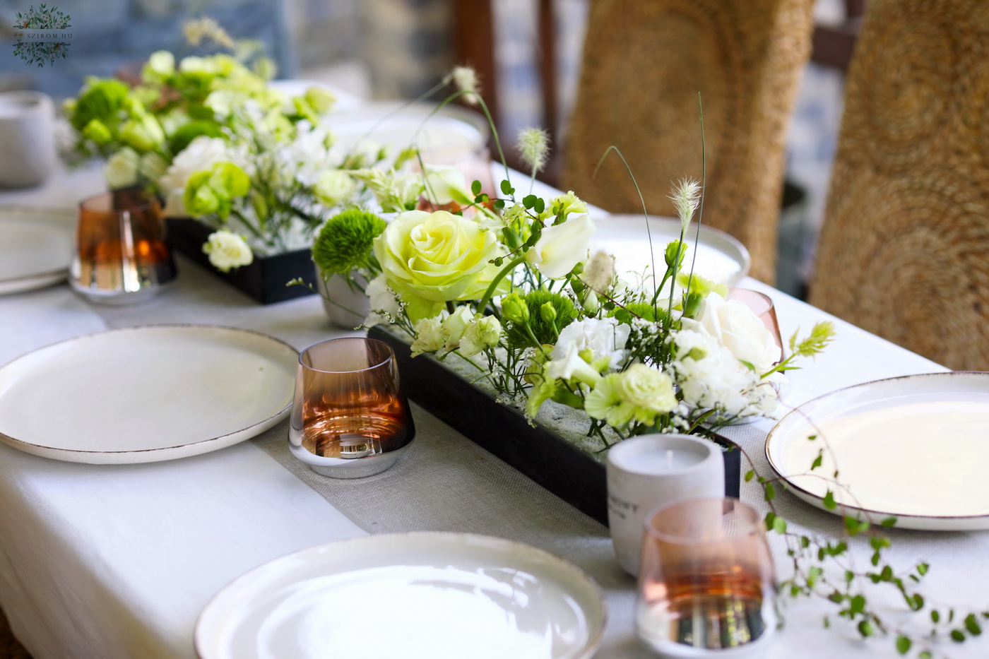 flower delivery Budapest - 2-piece wedding and event table decoration, modern, airy, with crossing lines (green, white, rose, lisianthus, calla)