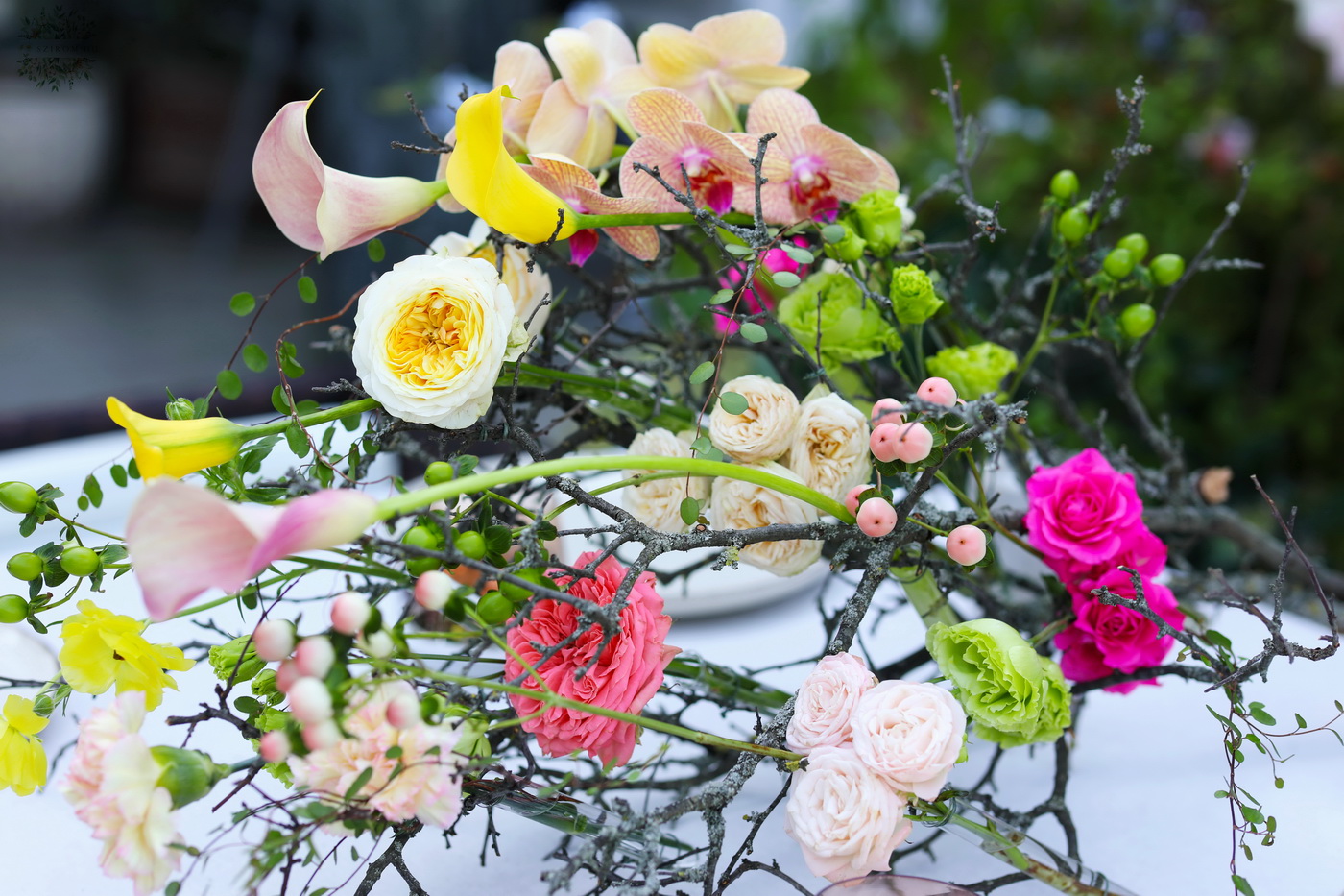 Blumenlieferung nach Budapest - Natürliche rustikale Hochzeitstischdekoration mit Sommerfarben (bunt, Orchidee, Calla, Englische Rose, Lisianthus)