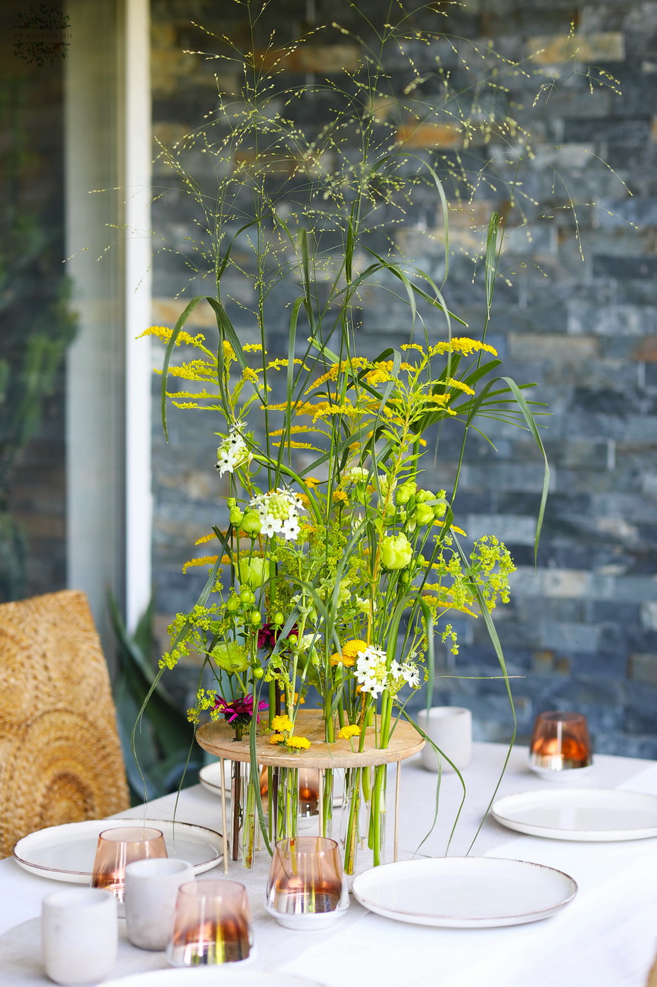 flower delivery Budapest - Airy modern wedding and event table decoration with field-like flowers, in a vial base (yellow, orithogalum, lisianthus, chrysanthemum, seasonal flowers)