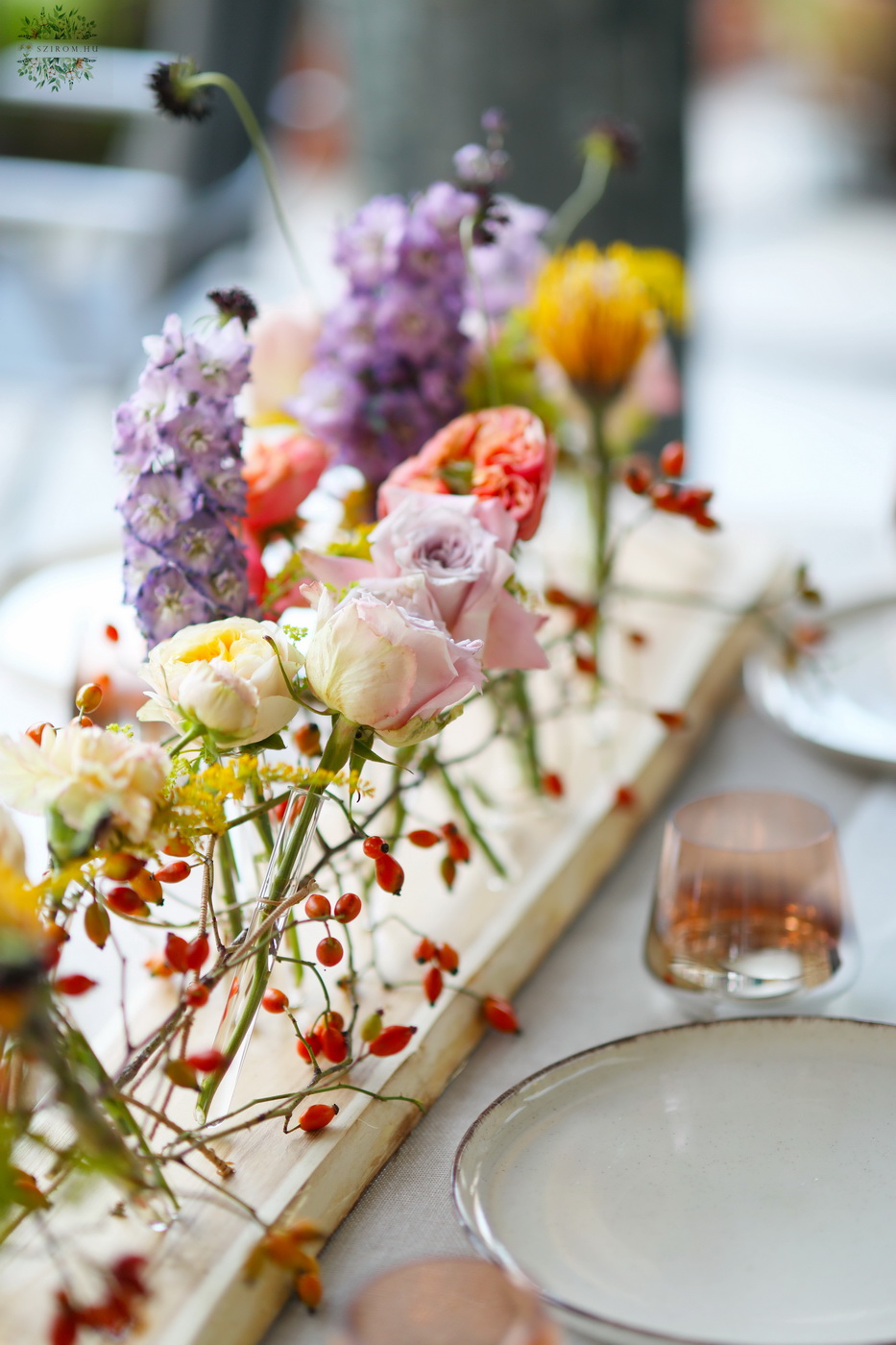 Blumenlieferung nach Budapest - Modernes Hochzeitsdekor auf Holztisch (Lavendelviolett, Orange, Pastellgelb, Englische Rose, Rittersporn, Leucospermum)