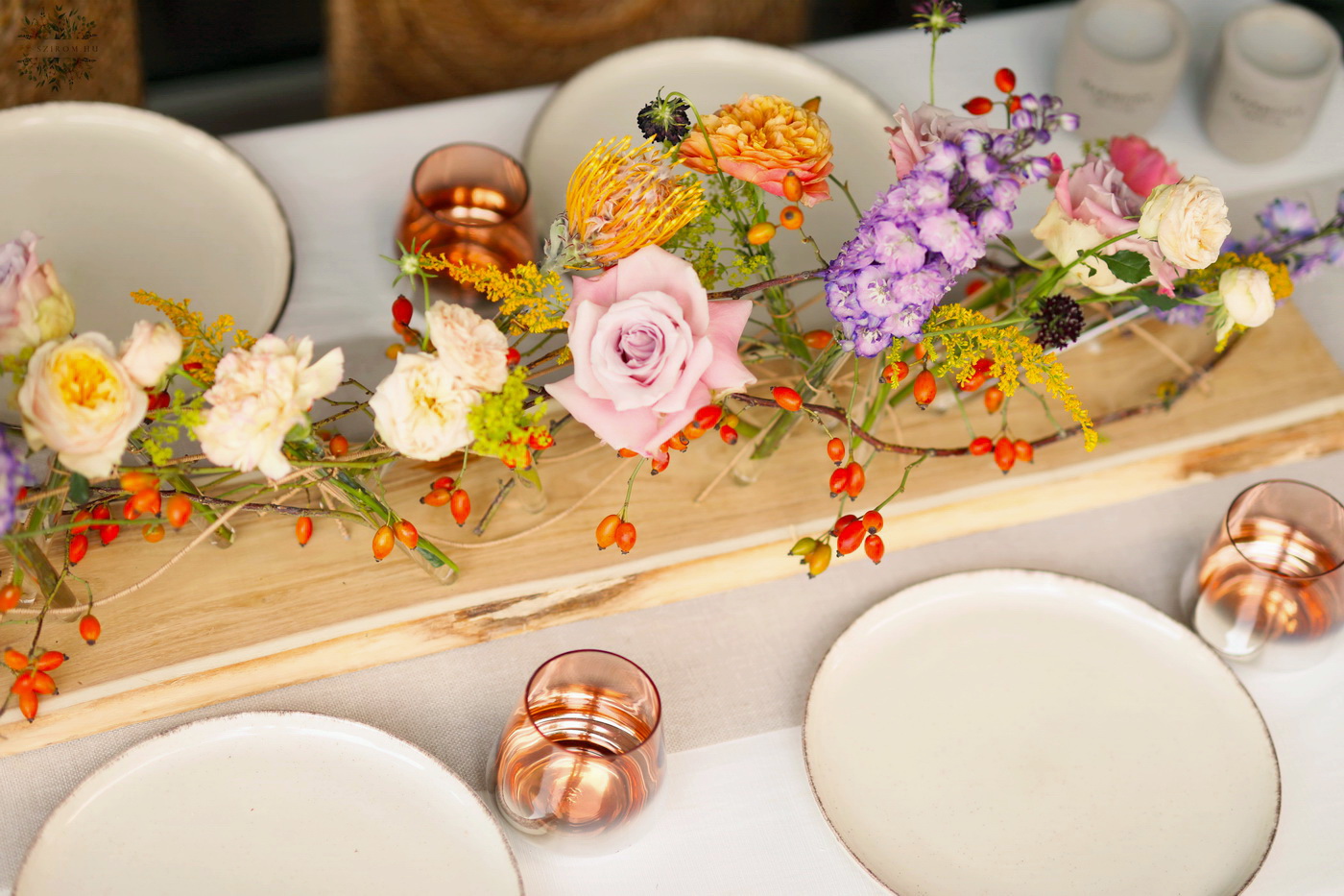 Blumenlieferung nach Budapest - Modernes Hochzeitsdekor auf Holztisch (Lavendelviolett, Orange, Pastellgelb, Englische Rose, Rittersporn, Leucospermum)