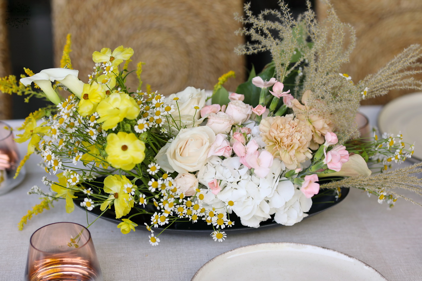 flower delivery Budapest - Crescent-shaped table decoration in yellow - powder pink (rose, hydrangea, calla, buttercup, chamomile)