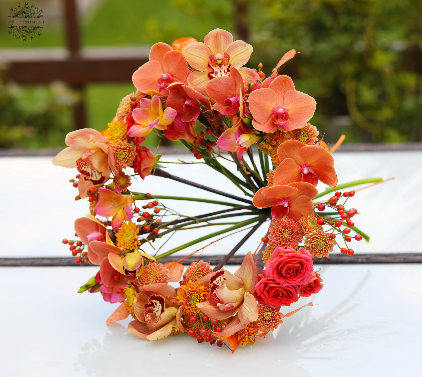 Blumenlieferung nach Budapest - Moderner Brautstrauß, in Ringform, mit Orchideen (Phalaenopsis, Cymbidium, Freesie, Santini, Sprührose, Orange)